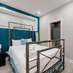 Magnificent New Home W/8 Beds & Free Parking