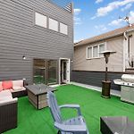 Magnificent New Home W/8 Beds & Free Parking