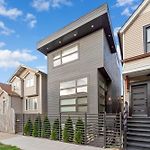 Magnificent New Home W/8 Beds & Free Parking