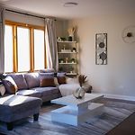 3Br Modern Apt • Gym • Workspace • Quiet Location