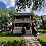 Elegant And Chic 2Bed 2Bath Steps From The Lake!