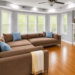 Beautiful Big 3 Bedroom Quiet Apt Near Downtown