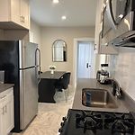 Private Workspace • Sleeps4 • Modern Stylish Stay