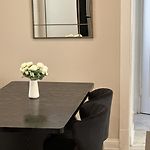 Private Workspace • Sleeps4 • Modern Stylish Stay
