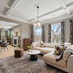 Elegant And Chic 2Bed 2Bath Steps From The Lake!