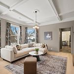 Elegant And Chic 2Bed 2Bath Steps From The Lake