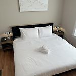 Private Workspace • Sleeps4 • Modern Stylish Stay