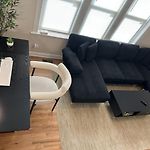 Private Workspace • Sleeps4 • Modern Stylish Stay