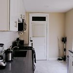Sleeps 4 • New Modern 1Br • Private Workspace