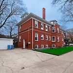 Elegant And Chic 2Bed 2Bath Steps From The Lake