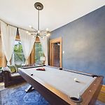 The Wrigleyville Art Deco Executive Suite Garage