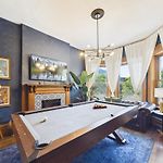 The Wrigleyville Art Deco Executive Suite Garage