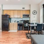 Downtown Chicago Stay With Free In & Out Parking 3