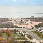 Downtown Chicago Stay With Free In & Out Parking 6