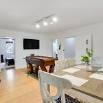 Spacious Chicago Group Home! Walk To Train & Eats