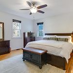 Spacious Chicago Group Home! Walk To Train & Eats