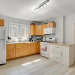 Spacious Chicago Group Home! Walk To Train & Eats