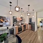 Dearborn Duplex L Sleeps 10 L Free Parking