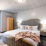 Downtown 9Bd - Sleep 18 -