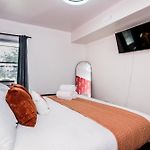 King Bed L Games L Near United Center & Walk To Train L Dedicated Workspace L Fireplace