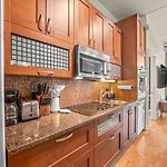Luxury Fulton Market Condo - Prime Location