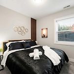 Welcome To Our Charming 2Bd 2Ba Pilsen Apartment