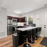 Welcome To Our Charming 2Bd 2Ba Pilsen Apartment