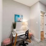 Welcome To Our Charming 2Bd 2Ba Pilsen Apartment