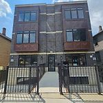 Spacious Modern Pilsen Retreat Sleeps 8 Near Downtown Chicago
