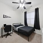 Closest Condo To The United Center 3 Bedrooms & Futon