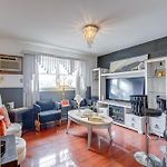 Walk To Stores & Parks! Stylish Chicago Apartment