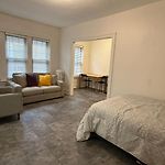 Large 2 Room Studio - Great Transportation