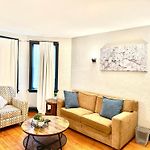 Spacious 1Br | Free Parking, Golf & Midway Access