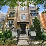 Closest Condo To The United Center 3 Bedrooms & Futon