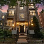 Closest Condo To The United Center 3 Bedrooms & Futon