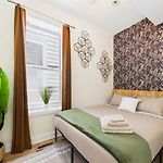 Modern Zen Retreat Mins From Downtown
