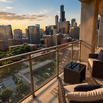 18Th Floor 2Br Grant Park Suite With Balcony, Gym