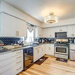 Walk To Stores & Parks! Stylish Chicago Apartment