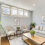 Walk To Blue Line: Sleek Apartment In Bucktown!