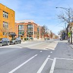 Walk To Blue Line: Sleek Apartment In Bucktown!
