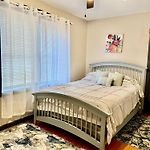Spacious 1Br | Free Parking, Golf & Midway Access