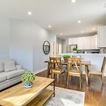 Walk To Blue Line: Sleek Apartment In Bucktown!