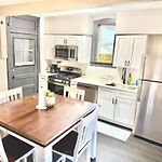 Spacious 1Br | Free Parking, Golf & Midway Access