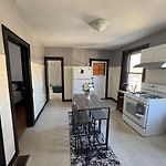 Cozy Chicago 3Bd Apt - Free Parking & Fast Wifi!