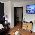 Cozy Chicago 3Bd Apt - Free Parking & Fast Wifi!
