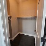 Spacious Modern Pilsen Retreat Sleeps 8 Near Downtown Chicago