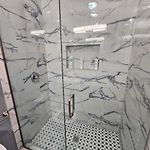 Spacious Modern Pilsen Retreat Sleeps 8 Near Downtown Chicago