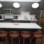 Spacious 4Br West Loop Retreat With Optional Parking