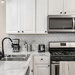 Spacious 3 Bedroom Apt Near Downtown