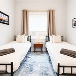 Rooftop Reverie Prime Location - Modern-Sleeps 6